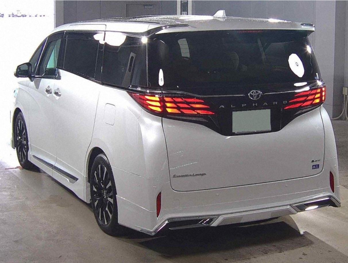 2026 Toyota Alphard Hybrid Executive Lounge, photo 2