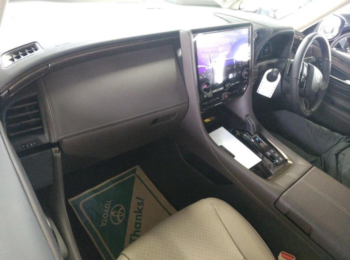 2026 Toyota Alphard Hybrid Executive Lounge, photo 5