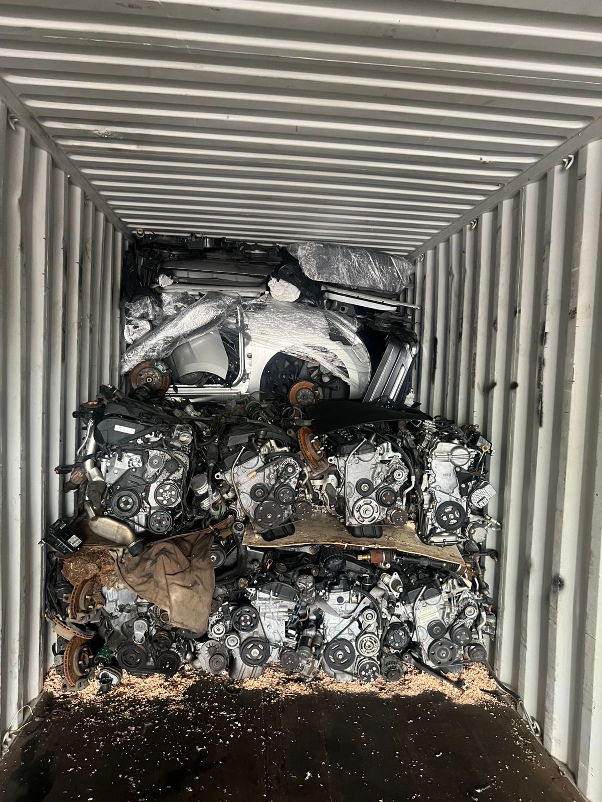Base layer, engines bedded on hardwood shavings