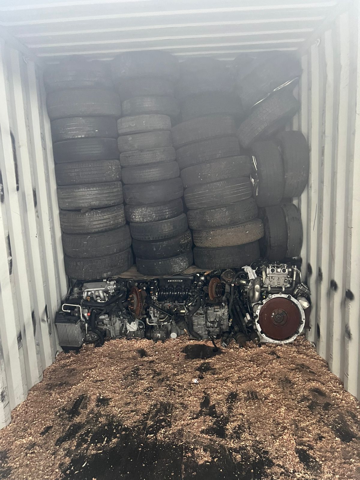 Tire load, vertical stacks above engine base