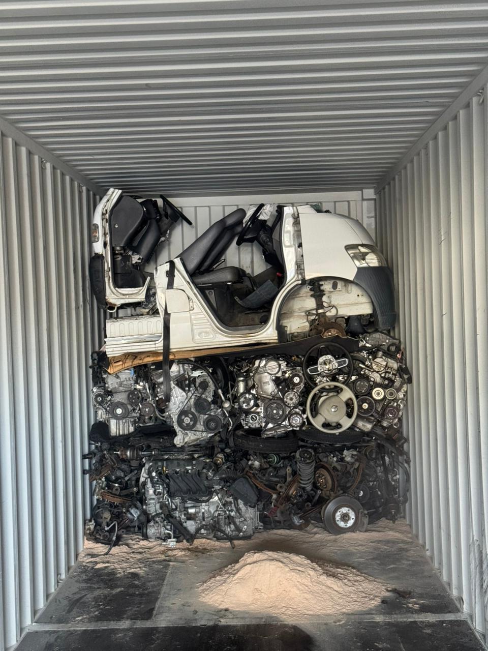 Cabin section above engine and suspension tiers