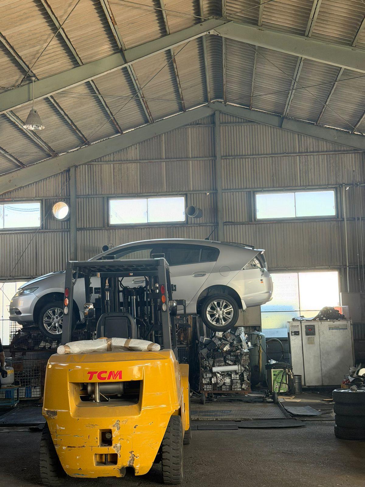 Dismantling bay, forklift operations